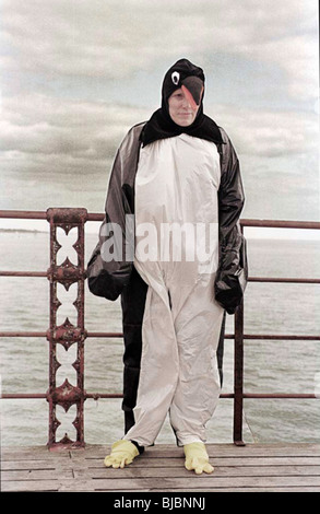 Monika, in einem Pinguin-Outfit beim Birdman von Bognor Regis-Wettbewerb, West Sussex. Stockfoto