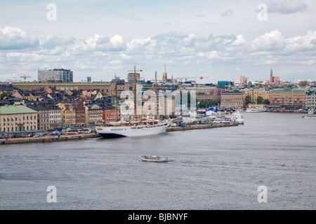 Blick über Stockholm in Richtung der Altstadt, wo der Kreuzer Sea Cloud II vor Anker liegt. Stockfoto