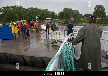 Boot, Ankunft an der Anlegestelle der Norrora in der "Archipel von Stockholm", Schweden. Stockfoto