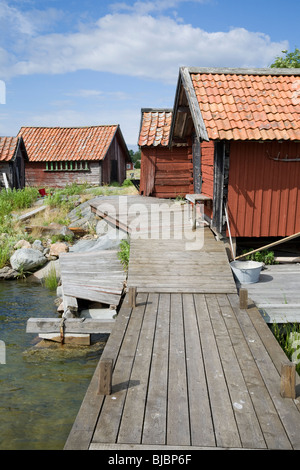 Traditionelle rot lackiert Fischers Hütten auf der Insel Svartloga in der "Archipel von Stockholm", Schweden. Stockfoto