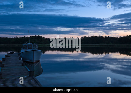 Nachtlicht um Mittsommer in Schweden. Stockfoto