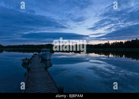 Nachtlicht um Mittsommer in Schweden. Stockfoto