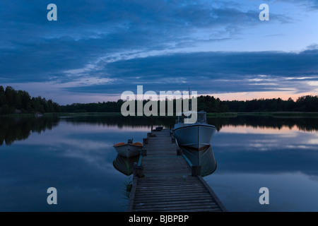 Nachtlicht um Mittsommer in Schweden. Stockfoto