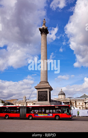 ein Bus vorbei Nelsonsäule in Trafalgar Square London England UK Stockfoto