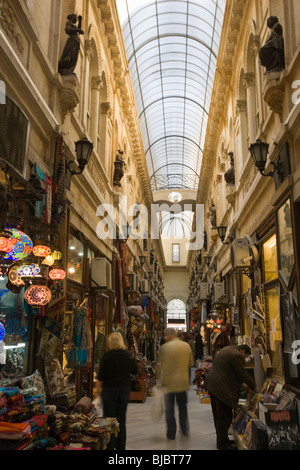 Geschäfte im Europäischen Passage, Cicek Pasaji, Stadtteil Beyoglu, Istanbul, Türkei Stockfoto