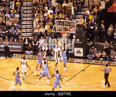 University of North Carolina Tarheels gegen Wake Forest Demon Deacons Männer College-Basketball-Spiel in Winston-Salem, North Carolina Stockfoto