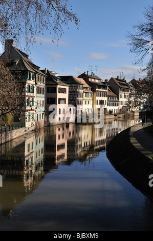 typischer elsässische Architektur von la petite France spiegelt sich in der Ill Stockfoto