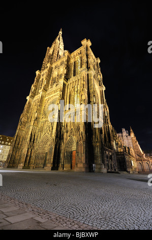 Straßburg Kathedrale de Notre Dame Seitenansicht nachts Bas-Rhin-Elsass-Frankreich Stockfoto