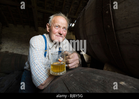 Apfelwein-Hersteller Frank Naish, im Alter von 85, in seiner Apfelwein-Scheune in der Nähe von Glastonbury, Somerset, England. Stockfoto