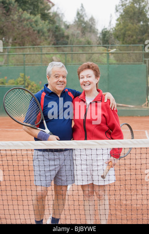 Senior-hispanischen paar Tennis spielen Stockfoto