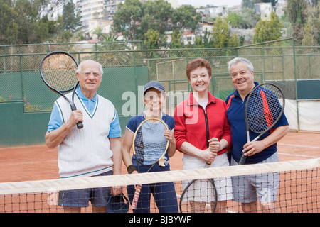 Senior-hispanischen Paare Tennis spielen Stockfoto