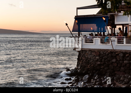 Touristen genießen ein Abendessen bei Sonnenuntergang in einem Restaurant am Front Street Lahaina Maui Hawaii Stockfoto