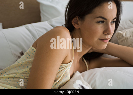 Frau liegend im Bett nachdenklich wegschauen Stockfoto