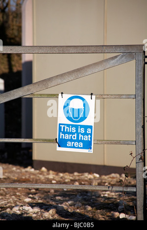 Dies ist ein Schutzhelm Bereich Schild am Tor Stockfoto