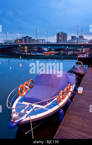 Boot vor Anker in der Nähe der Wehr auf dem Fluss Lagan, Belfast, Nordirland Stockfoto