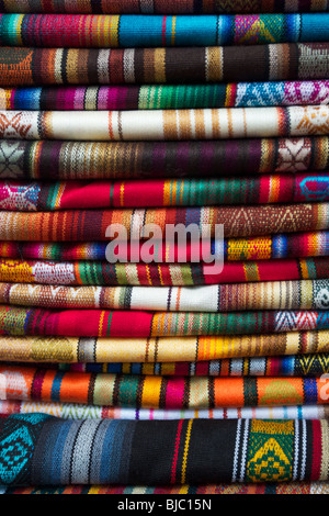 Bunte Alpaka decken übereinander auf einem freien Markt in Otavalo, Ecuador.  Vertikale Ausrichtung Stockfoto