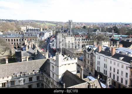 Eine Luftaufnahme von der High Street in Oxford St. Marys University Church entnommen. Stockfoto