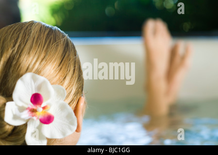 Frau im Spa, Einweichen beschnitten Ansicht Stockfoto