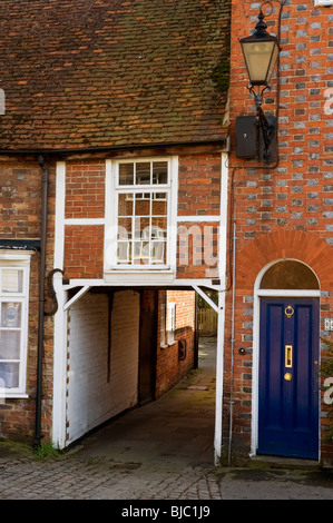 Gebäude der traditionellen roten Ziegeln gebaut, Haustür und Durchgang in Chesham Altstadt Buckinghamshire UK Stockfoto