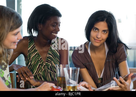 Freunde im Café zusammen hängen Stockfoto