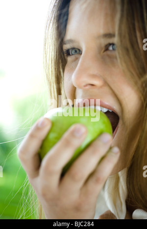 Junge Frau Essen grüner Apfel Stockfoto