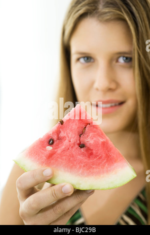 Frau mit Scheibe Wassermelone Stockfoto