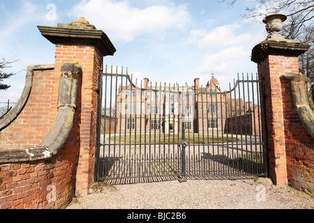 große geschlossene und Vorhängeschloss Tore zum Gelände eines großen Hauses Stockfoto