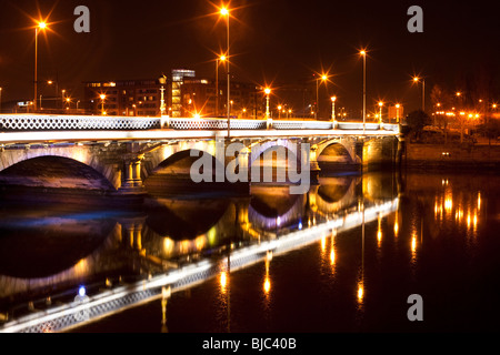 Lichter auf der Königin Straßenbrücke reflektiert durch das Wasser des Flusses Lagan, Belfast, Nordirland Stockfoto