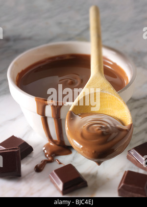 Geschmolzene Choclate wird in einer Schüssel - Stock Photos gerührt. Stockfoto