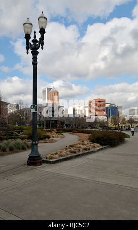 Die Portland-Skyline vom Gouverneur Tom McCall Waterfront Park, Portland, OR, USA 100304 34909 Stockfoto