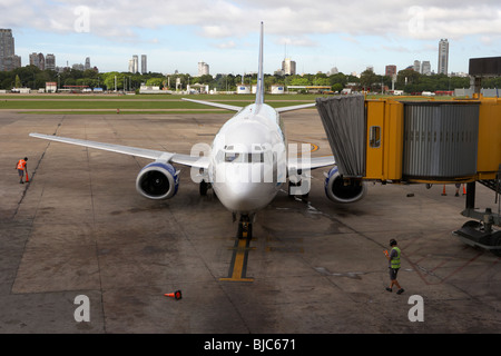 Aerolineas Argentinas Flugzeuge hielten Stand mit Bodenpersonal Aeroparque Jorge Newbery Aep Flughafen Capital federal Buenos Aires Stockfoto