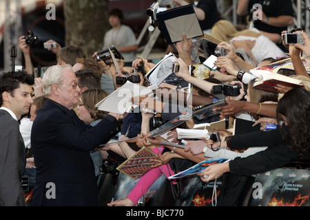 MICHAEL CAINE SIGNIERT AUTOGRAMME FÜR DIE MENGE, 2009 Stockfoto