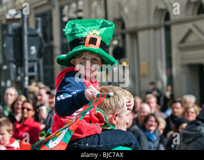 Ein Kleinkind auf seines Vaters Schultern sitzen, während die St. Patricks Day Parade in London. Stockfoto