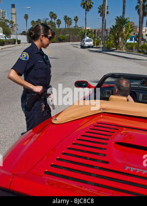 Polizistin Adressen verdächtigen Fahrer im Ferrari Stockfoto