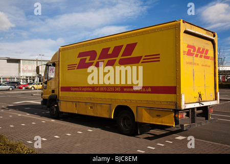 Ein DHL-van parkte auf dem Parkplatz am Braehead Einkaufszentrum, Schottland. Stockfoto