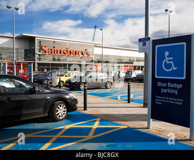 Blue-Badge Parken bei Sainsburys Shop Braehead Einkaufszentrum direkt vor Glasgow, Renfrewshire, Schottland Stockfoto