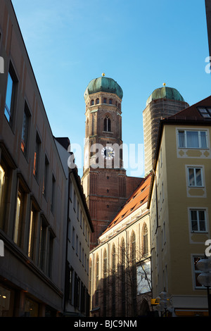 Die Turmuhren von St. Peterskirche (Peterskirche) in München, wie zwischen den Gebäuden zu sehen Stockfoto