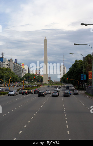 AV-Corrientes und Obelisco Obelisk in Plaza De La Republica Hauptstadt Buenos Aires Bundesrepublik Argentinien in Südamerika Stockfoto