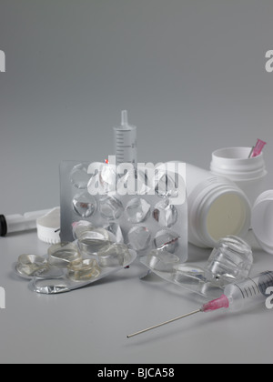Pharmazeutische Verpackungen zu verschwenden und Spritze mit weißem Kunststoff Tablettenfläschchen erschossen im Hochformat mit zwei Spritzen Stockfoto