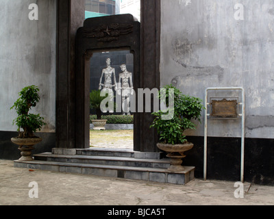 Ein Denkmal innen Hoa Lo Gefängnis, auch bekannt als das Hanoi Hilton in Hanoi, Nordvietnam Stockfoto