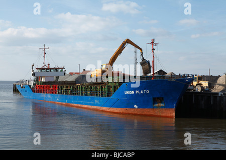 Entladen der Aggregate von einem Schiff für Bretts am Whitstable Hafen Ost-Kai. Stockfoto