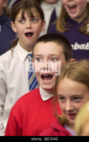 Einige der 300 Schülerinnen und Schüler Teil von Ceredigion Grundschulen Chor probt am Memorial Hall Aberaeron Ceredigion West Wales UK Stockfoto