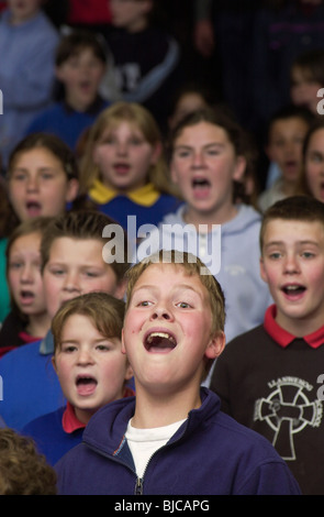 Einige der 300 Schülerinnen und Schüler Teil von Ceredigion Grundschulen Chor probt am Memorial Hall Aberaeron Ceredigion West Wales UK Stockfoto