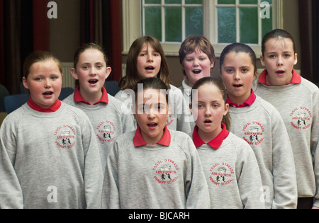 Aberaeron Primary School Chor Proben in der Memorial Hall Aberaeron Ceredigion West Wales UK Stockfoto
