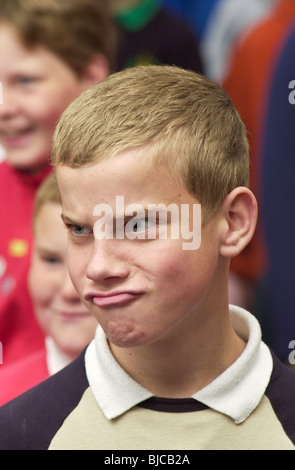 Einige der 300 Schülerinnen und Schüler Teil von Ceredigion Grundschulen Chor probt am Memorial Hall Aberaeron Ceredigion West Wales UK Stockfoto