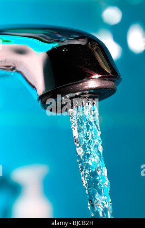 Wasser fließt aus dem Hahn Stockfoto