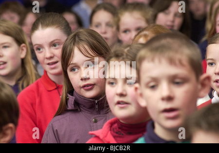 Einige der 300 Schülerinnen und Schüler Teil von Ceredigion Grundschulen Chor probt am Memorial Hall Aberaeron Ceredigion West Wales UK Stockfoto