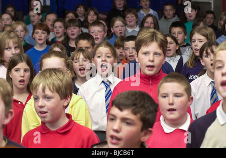 Einige der 300 Schülerinnen und Schüler Teil von Ceredigion Grundschulen Chor probt am Memorial Hall Aberaeron Ceredigion West Wales UK Stockfoto