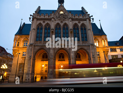 Erfurter Rathaus am Abend mit einer Straßenbahn vorbei. (Langzeitbelichtung) Stockfoto