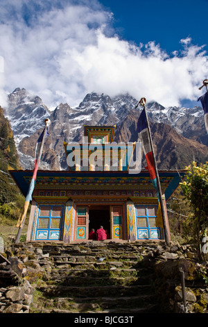 Ein Tempel und Himalaya-Gipfel auf einem abgelegenen tibetischen buddhistischen Kloster - NEPAL HIMALAYA Stockfoto